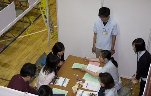 配合教育部「1-1大專畢業生至企業職場實習方案」，本校「媒合說明會暨就業博覽會」安排二百餘家廠商徵才，提供校友、畢業生至職場實習之最佳媒合途徑。