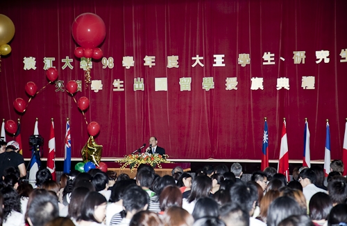 本校98學年度大三學生、研究生暨交換生出國留學授旗典禮，為即將揚帆起航、到實地環境學習多元文化與語言、累積人生經驗的同學們加油打氣，並預祝都能有豐碩的學習成果。