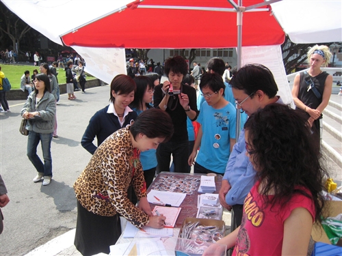 張校長出席「反菸一起來，徽徽相映活動」，不僅在現場配戴了反菸徽章，也呼籲師生共同響應支持反菸活動，營造優質的校園環境。