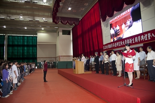 98學年度新生開學典禮暨入學講習在淡水校園舉行，新生登上克難坡開啟在淡江學習之旅。張校長家宜期勉新生能藉由本學年度首度實施必修2學分「大學學習」4 in 1的套裝課程，對日後「學業」、「心理」、「社會」及「生涯發展」等4個面向做好準備，以具備適應大學學習及生活所需的各項能力。