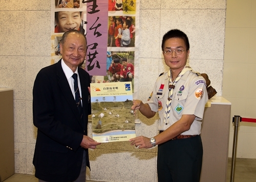 淡江童軍團歡度35週年團慶，本週舉行童軍生活展、團慶大會及譯書出版等活動，讓與會者體驗「修以致和、強健體魄、學習技藝、服務人群」之一生都受益的學分。