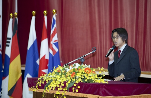 本校98學年度大三學生、研究生暨交換生出國留學授旗典禮，為即將揚帆起航、到實地環境學習多元文化與語言、累積人生經驗的同學們加油打氣，並預祝都能有豐碩的學習成果。