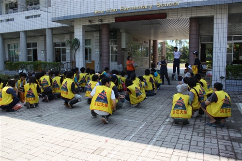 本校響應教育部「大專青年重整校園送愛計畫」，師生約110人至屏東縣舊寮、泰山、羌園等國小進行環境清理等工作，協助各校恢復災前的校園環境。