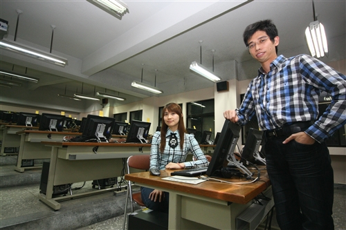 本校資訊系陳智揚老師指導會計系劉文琇同學，於日前參加「2009世界盃電腦應用技能競賽」台灣區選拔賽，勇奪電子試算表（EXCEL）類全國第一，為本校創下三連霸的佳績。