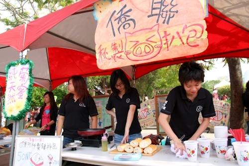 歡慶本校創校59週年，舉辦校慶慶祝大會、校友返校歡迎茶會、資訊工程學系團團圓圓千人同學會、第7屆校慶蛋捲節等豐富多元的校慶系列活動，全校展現活潑與創意並同賀淡江生日快樂！