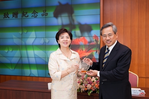 臺北醫學大學一行38人蒞校參訪，張校長家宜和與會人員分享本校榮獲第19屆國家品質獎之申請歷程及推行TQM之成果。