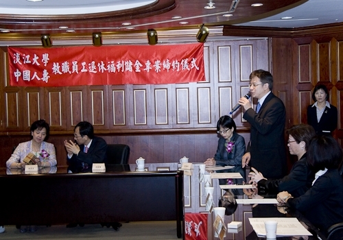 張校長家宜代表本校與中國人壽王銘陽董事長共同簽訂「教職員工退休福利儲金制度」信託契約，以增進教職員工福利、保障退休生活。