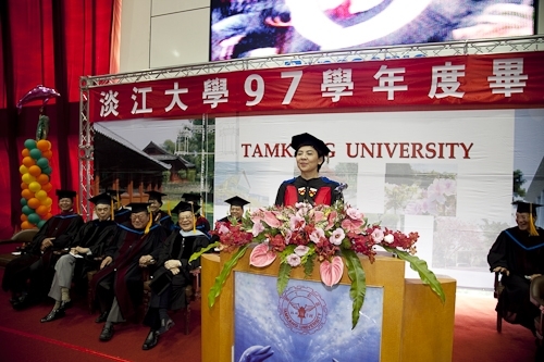 本校97學年度畢業典禮在淡水校園紹謨紀念體育館舉行，校長以「淡江最正‧品質保證」祝願畢業生振翼高飛，鵬程萬里。畢業生帶著師長滿滿的祝福邁向人生另一個重要里程碑。