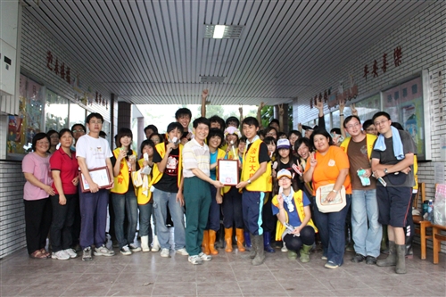本校響應教育部「大專青年重整校園送愛計畫」，師生約110人至屏東縣舊寮、泰山、羌園等國小進行環境清理等工作，協助各校恢復災前的校園環境。