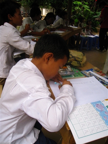 本校柬埔寨海外服務學習團，於7月上旬前往柬埔寨磅針省尊納中學及貢布省蓮花中學，進行為期三梯次教學活動，教導當地中小學學生中文及電腦，順利圓滿完成任務。