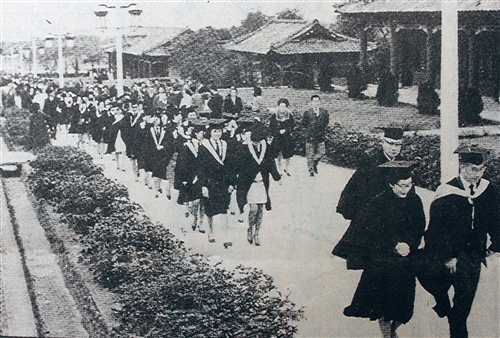 民國57年6月，首屆新制夜間部畢業生遊園，當時宮燈道旁的柏樹還是幼小樹苗，現已高過屋簷。