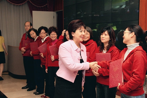 26日，校長張家宜頒獎給QCC競賽獲首獎的「文革圈」。（攝影／陳怡菁）