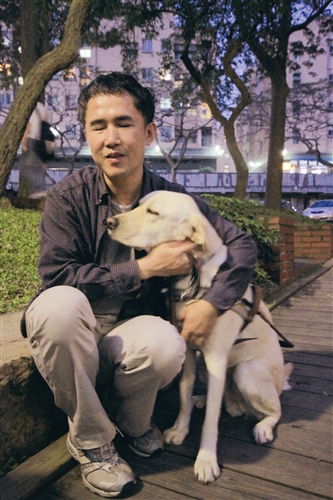 新導盲犬Effem接替成為張國瑞的導盲犬，個性愛撒嬌。（攝影／吳佳玲）