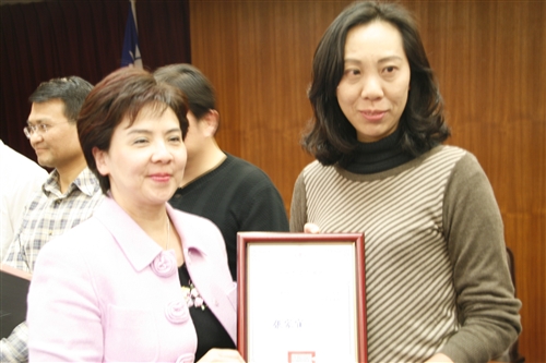 頒發98學年度Mentor感謝狀。