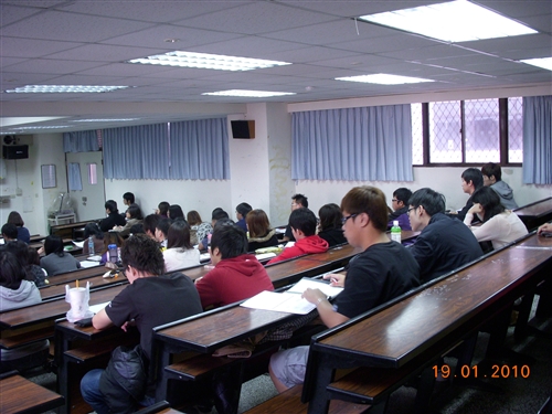 配合98年教學卓越計畫，特在寒假期間開設免費TOEIC及GEPT英檢班，欲參加同學，請速至本校教學卓越計畫網站，辦理報名手續及繳交上課保證金500元。