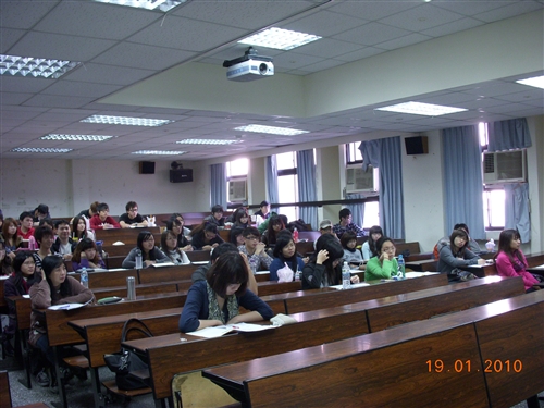 配合98年教學卓越計畫，特在寒假期間開設免費TOEIC及GEPT英檢班，欲參加同學，請速至本校教學卓越計畫網站，辦理報名手續及繳交上課保證金500元。