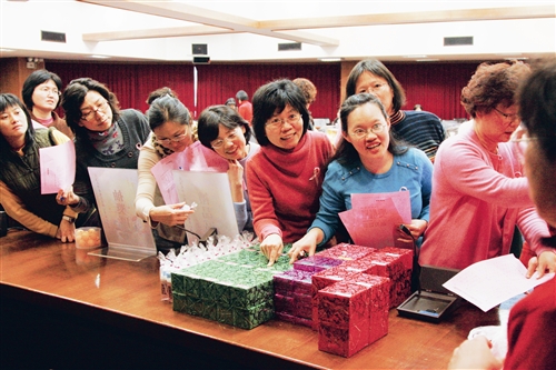 女聯會於婦女節當天舉辦「Spring Lady Day」，並準備豐盛獎品於會後抽獎，圖為與會者一臉興奮排隊領獎。（圖／陳怡菁）