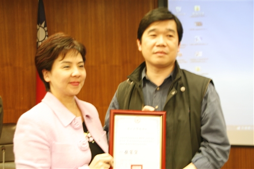 頒發98學年度Mentor感謝狀。