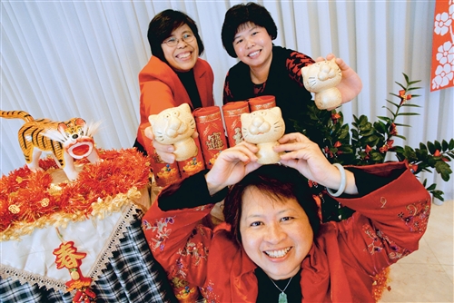 校長賀新春 贈小金虎祝福虎生豐