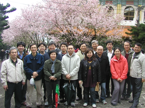 學習與教學中心於98學年度第2學期試行「淡江大學教師精進教學專業成長社群」。