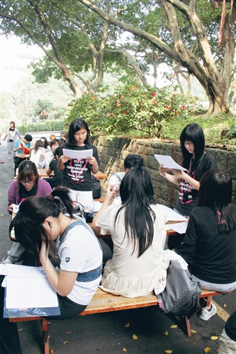 期中考衝刺 坐著躺著站著趴著都要讀書