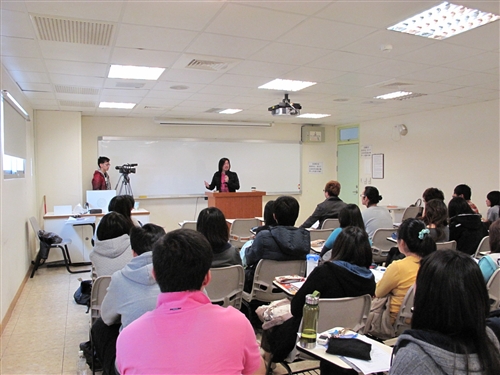 專題演講:「We are what we write」