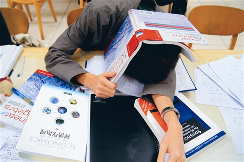 期中考衝刺 坐著躺著站著趴著都要讀書