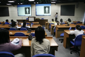 專題講座：「它抓得住我—有效網頁訊息與介面設計」