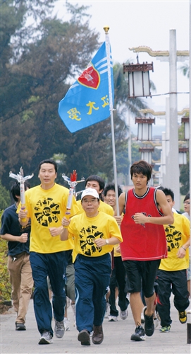 大運會啟動 繞跑校園迎聖火