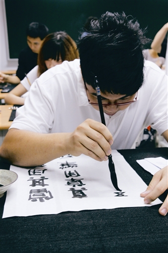 楊濠傑抱書法金鵝大獎