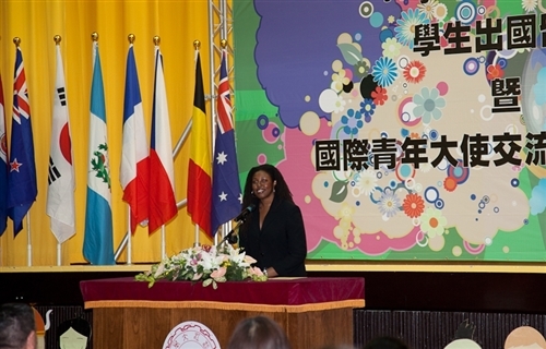 99學年度淡江大學學生出國留學暨國際青年大使交流團授旗典禮