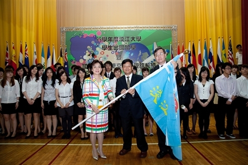 99學年度淡江大學學生出國留學暨國際青年大使交流團授旗典禮