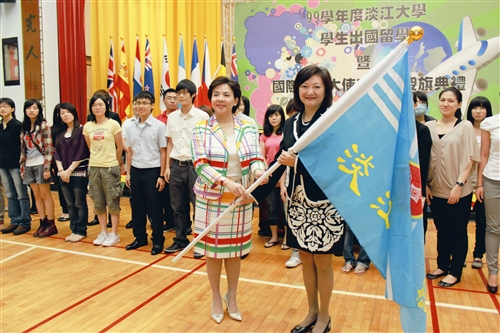 大三出國授旗 452生圓夢