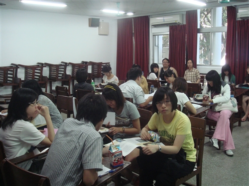 為提升本校學生之國際化以及在英語會話、英語閱讀及英文作文上的能力，國際交流暨國際教育處與英文系將執行教學卓越計劃於99年7月開設英語加強班，歡迎有意參加者踴躍報名