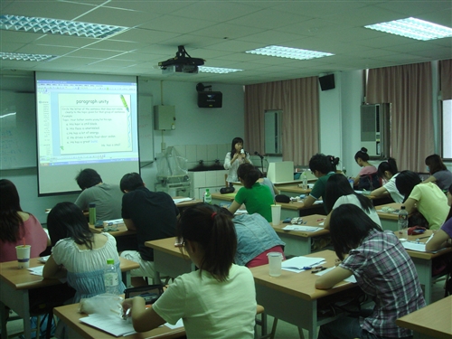 為提升本校學生之國際化以及在英語會話、英語閱讀及英文作文上的能力，國際交流暨國際教育處與英文系將執行教學卓越計劃於99年7月開設英語加強班，歡迎有意參加者踴躍報名