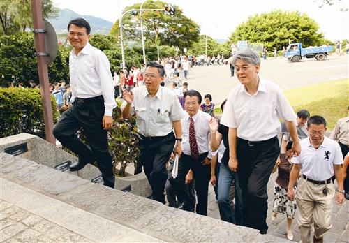 3位副校長帶領新生爬克難坡