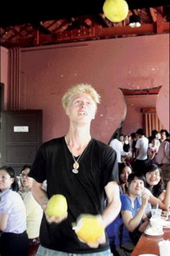 僑生 外籍生呷月餅 好樂!