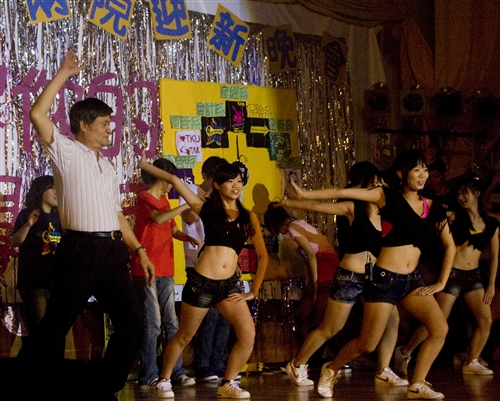 商管迎新 王院長也熱舞