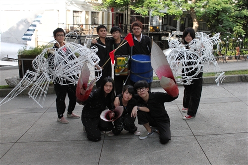 建築系巧扮彈塗魚　 招潮蟹宣導愛地球