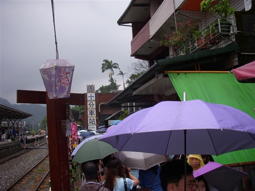 99學年度外籍生、交換生平溪天燈、十分幸福、深坑老街文化之旅