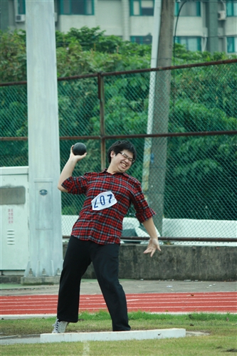 電機三林鈺為參加校慶運動會鉛球賽，使出渾身解數，全力以赴「拚了」。（攝影／梁琮閔）