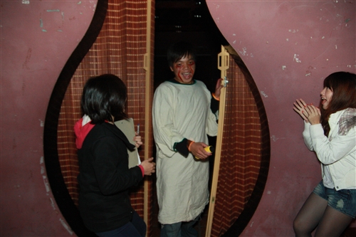 萬聖節變裝嚇人 同學花容失色