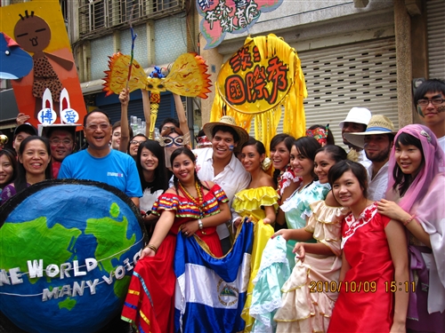 2010年台北縣淡水國際環境藝術節之藝踩瘋街-淡水人 滬哈奇幻之旅