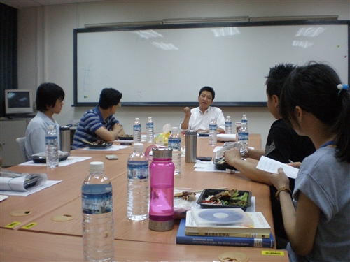 學習與教學中心於98學年度第2學期試行「淡江大學教師精進教學專業成長社群」。