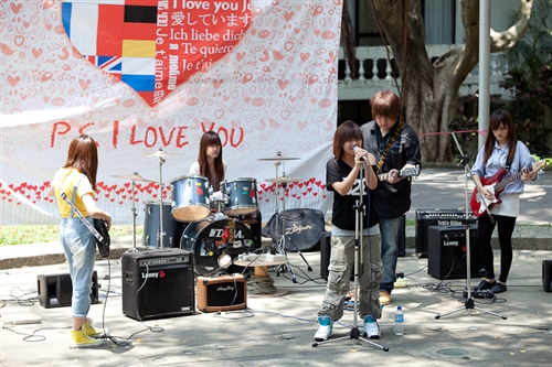 「外語週」於本週在外語大樓前、海報街展開，動人的各國舞蹈表演、各國文物美食讓全校動起來。