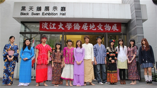 「2010年僑居地文物展」本週在黑天鵝展示廳熱鬧展出，僑生一連串的精彩表演、觀光景點及美食等介紹，展現出各國文物之特色，並讓與會者充分體驗各國的節慶及文化。