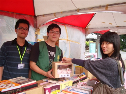 「2010春季北區大學校際聯合愛心勸募義賣活動」於本週在海報街展開，義賣所得全數捐予罕見疾病基金會等社會福利慈善機構。