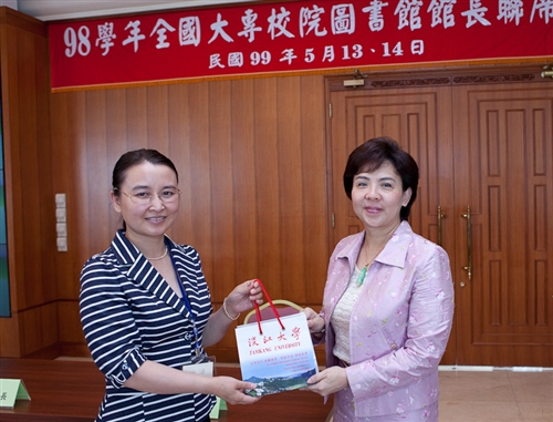 「98學年度全國大專校院圖書館館長聯席會」，邀集175所大專校院與軍警學校圖書館館長齊聚五虎崗，針對當前大專院校圖書館的經營、行政協調及發展趨勢等主題，進行交流與研討，以提升各校圖書館提升整體競爭力。