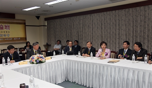 「川台高校校長論壇」四川代表團之四川大學謝和平校長等一行33人蒞校參訪，本校張家宜校長於驚聲國際會議廳主持簡報及座談，針對學術、教育等議題進行交流。