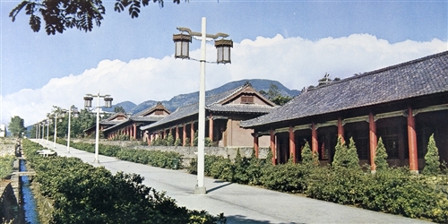 為記錄一甲子以來的成長足跡，本校將出版令人懷念的人、事、物《淡江影像60─人事物的交融》專書，自即日起至4月10日止舉辦「淡江老照片」徵集活動，歡迎所有淡江人共襄盛舉，踴躍提供。